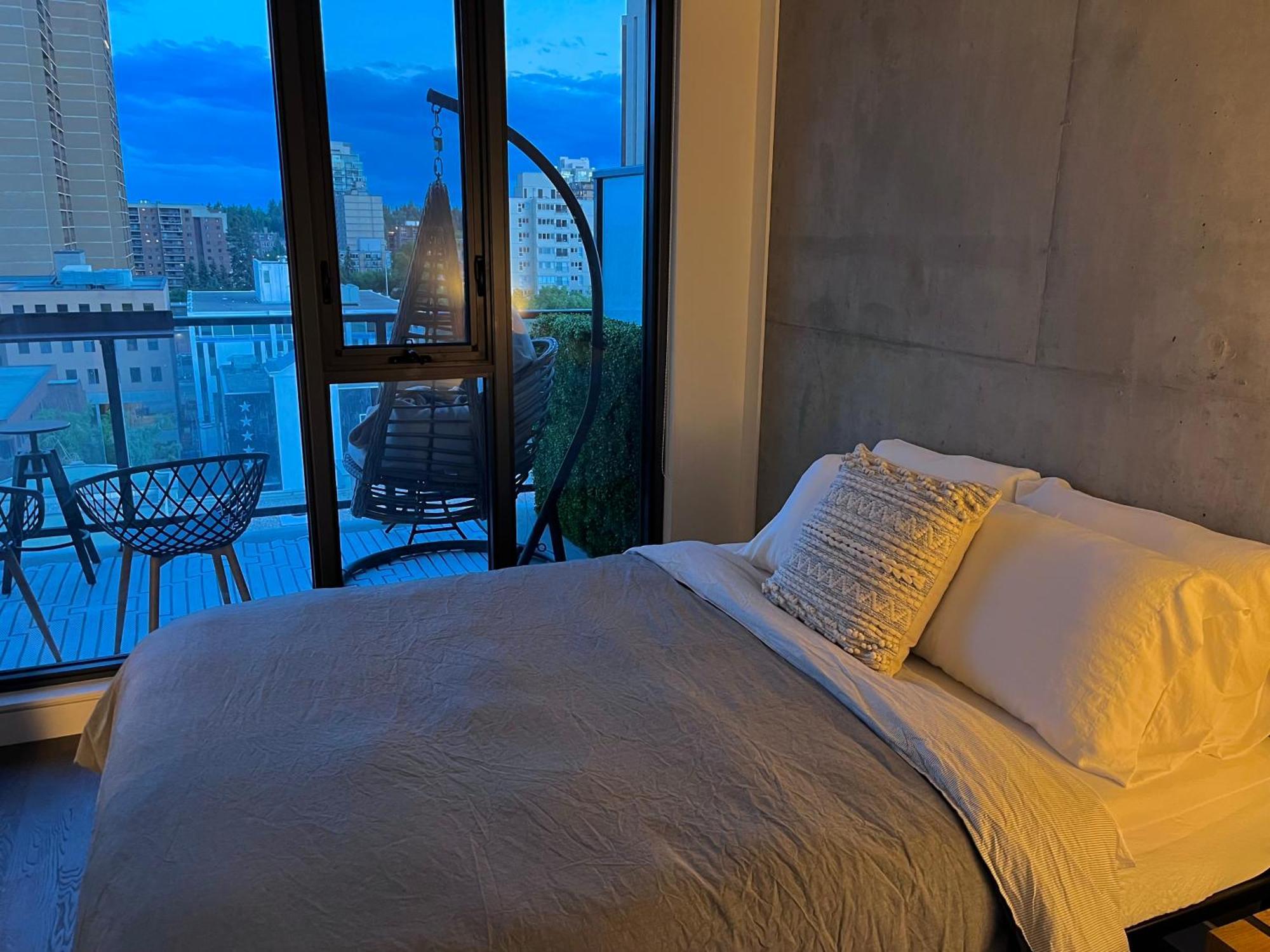 Luxury Dt, 2 Bedroom Deal, Private Balcony, Full Kitchen, Gym - Free Parking YYC Esterno foto