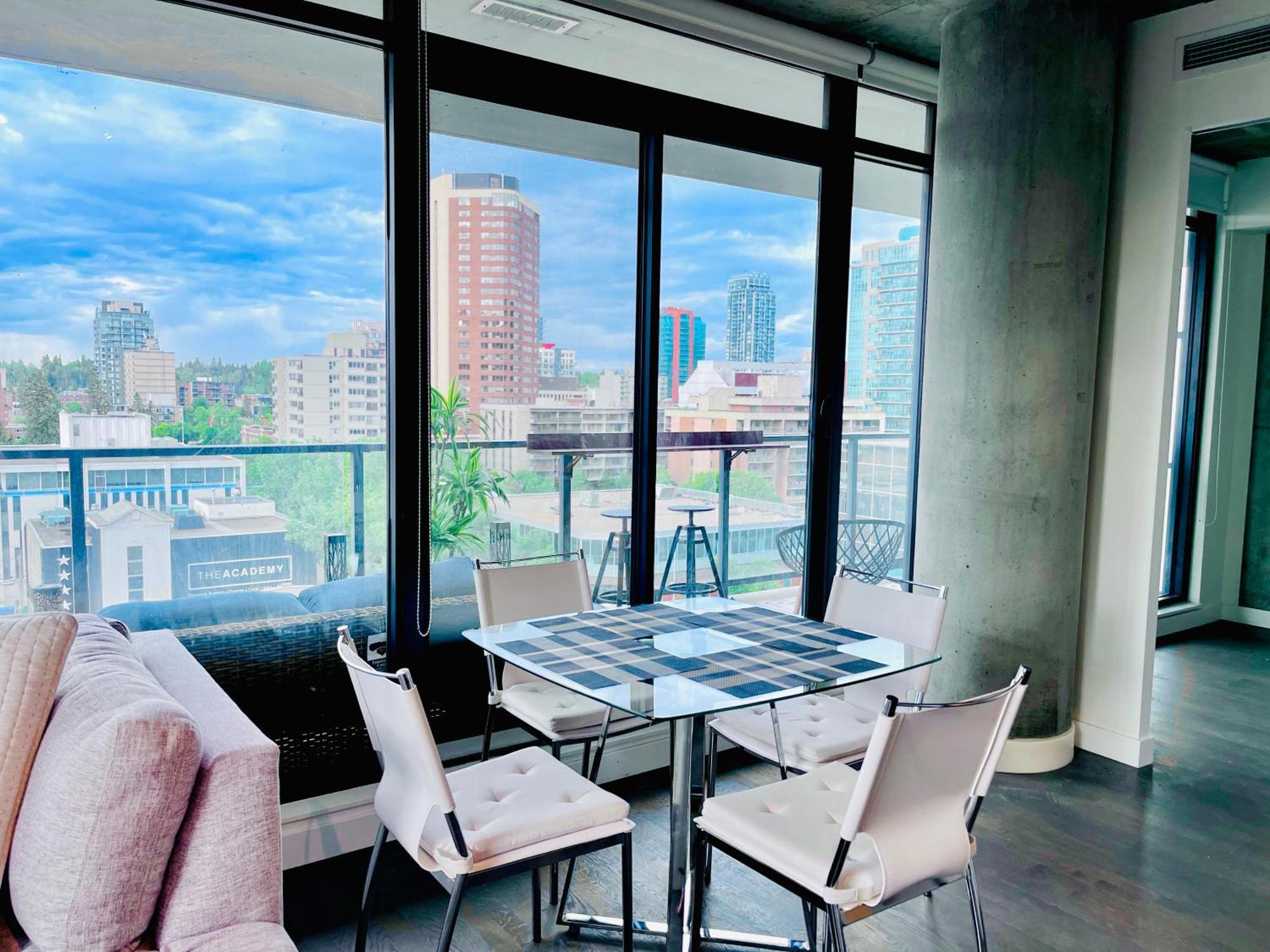 Luxury Dt, 2 Bedroom Deal, Private Balcony, Full Kitchen, Gym - Free Parking YYC Esterno foto