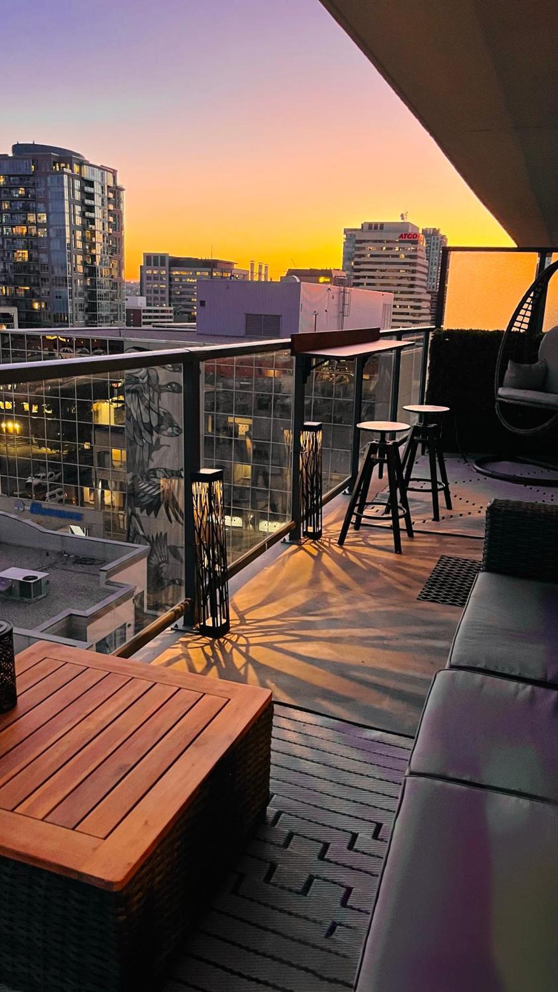 Luxury Dt, 2 Bedroom Deal, Private Balcony, Full Kitchen, Gym - Free Parking YYC Esterno foto